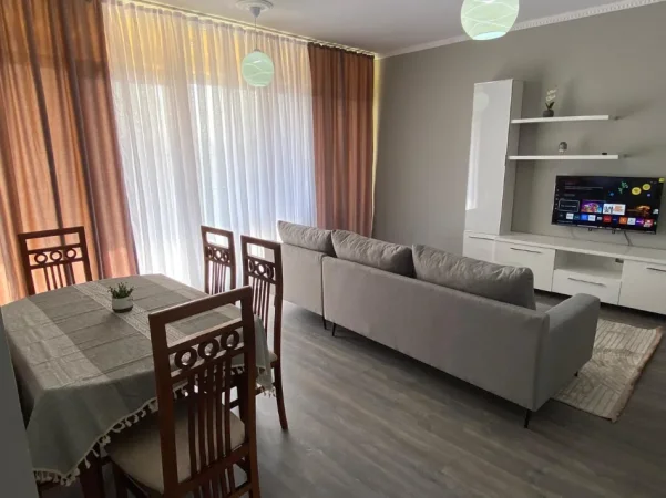 Tirane, jepet me qera apartament 1+1 Kati 2, 78 m² 450 € (Ne Fund te Bulevardit te Ri)