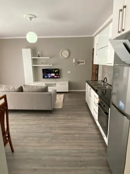 Tirane, jepet me qera apartament 1+1 Kati 2, 78 m² 450 € (Ne Fund te Bulevardit te Ri)