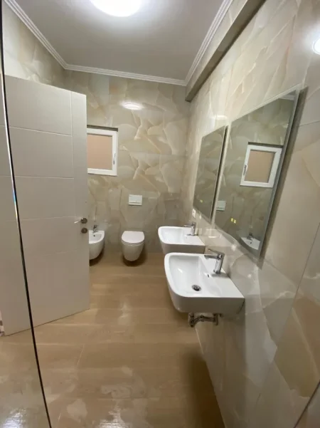 Tirane, jepet me qera apartament 1+1 Kati 2, 78 m² 450 € (Ne Fund te Bulevardit te Ri)