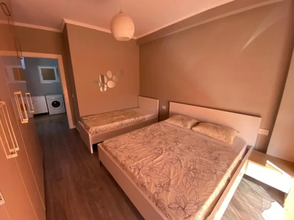 Tirane, jepet me qera apartament 1+1 Kati 2, 78 m² 450 € (Ne Fund te Bulevardit te Ri)