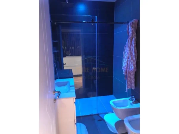 Tirane, jepet me qera apartament 2+1+2 ballkone,  Kati 1, 145 m² 1.400 € (Libri Universitar)