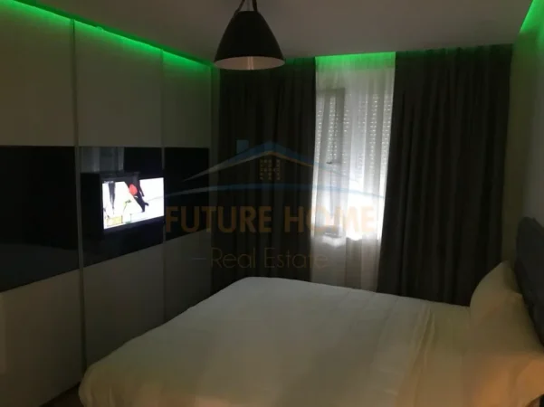 Tirane, jepet me qera apartament 2+1+2 ballkone,  Kati 1, 145 m² 1.400 € (Libri Universitar)