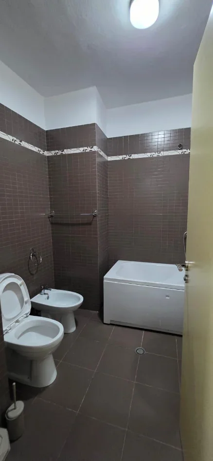 Tirane, jepet me qera apartament duplex 2+1+Aneks , 80 m² 600 € (Rruga Kongresi i Manastirit)