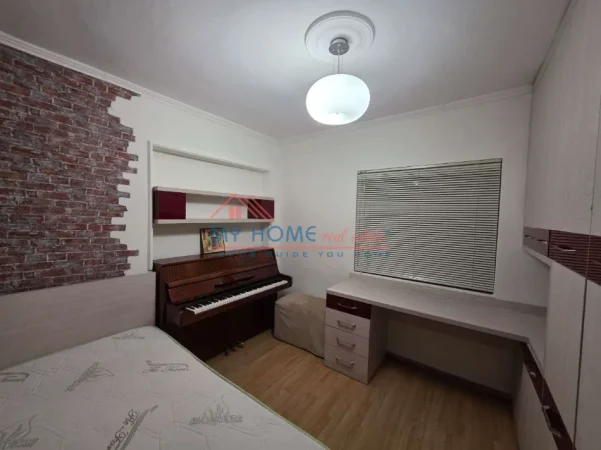 Tirane, jepet me qera apartament 4+1+Ballkon Kati 3, 120 m² 1.200 € (Mine Peza)