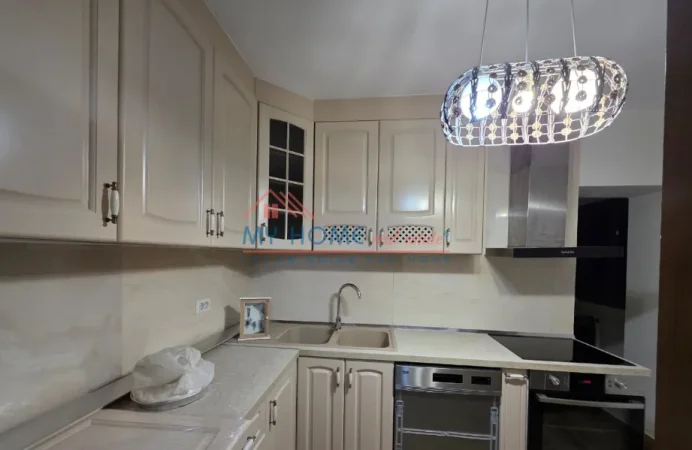 Tirane, jepet me qera apartament 4+1+Ballkon Kati 3, 120 m² 1.200 € (Mine Peza)