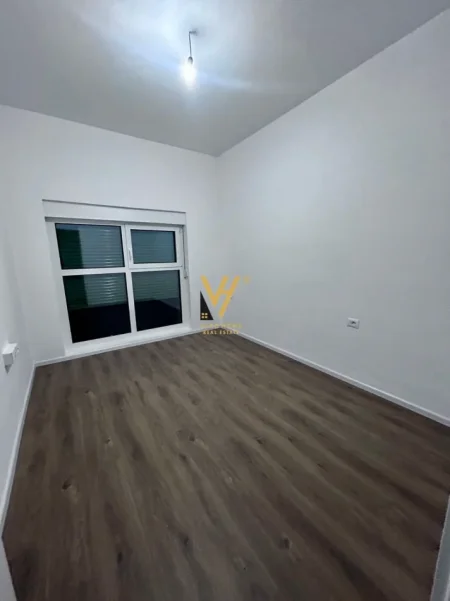 Tirane, jepet me qera zyre Kati 8, 60 m² 370 € (ALI DEMI)