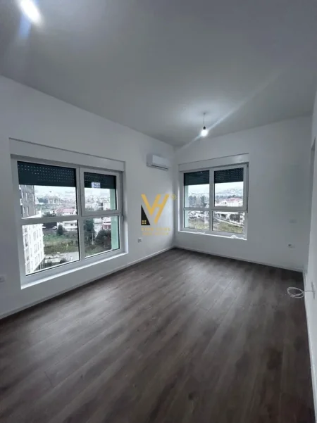 Tirane, jepet me qera zyre Kati 8, 60 m² 370 € (ALI DEMI)
