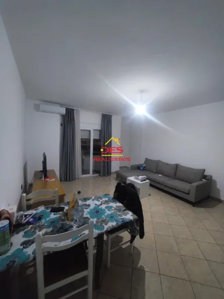 Vlore, shitet apartament 1+1+Ballkon Kati 5, 75 m² 157.000 € (Rruga Fejzo Gjomema)