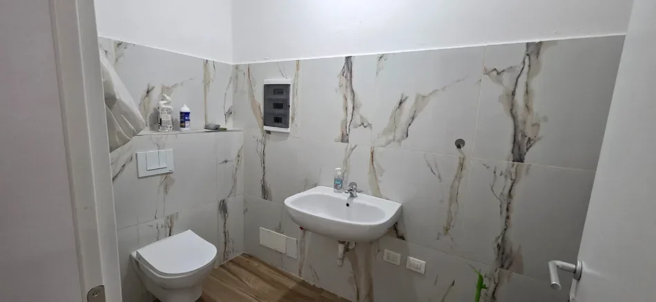 Tirane, jepet me qera ambjent biznesi Kati 1, 82 m² 1.800 € (Qender)