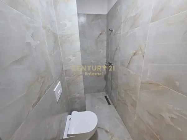Tirane, jepet me qera apartament Kati 2, 86 m² (21 Dhjetori, Kompleksi Kontakt)