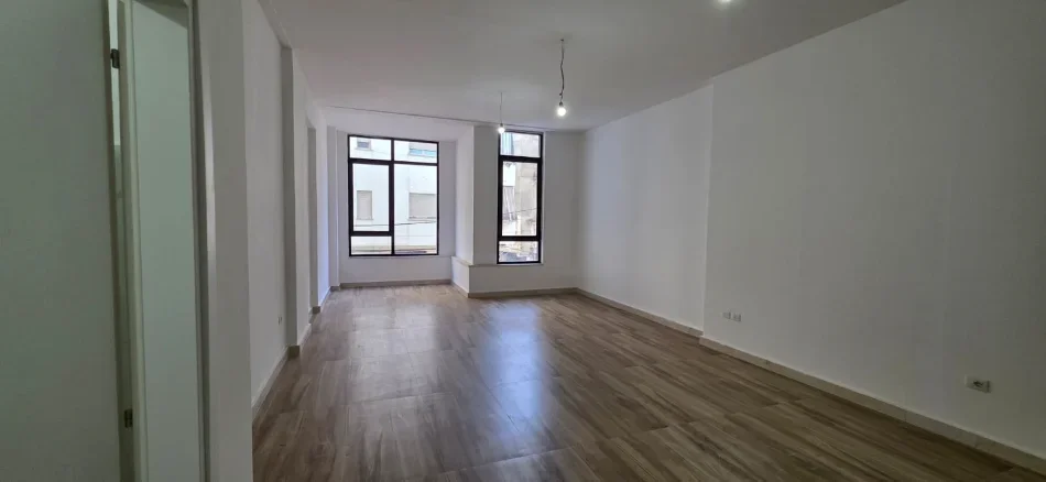 Tirane, jepet me qera ambjent biznesi Kati 1, 72 m² 1.600 € (Qender)