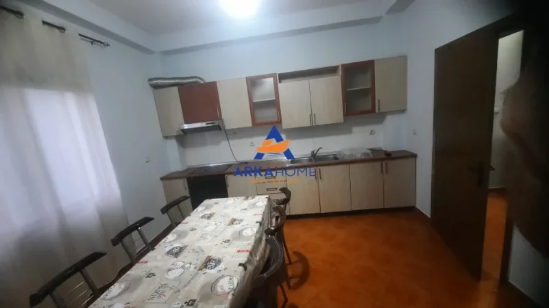 Tirane, jepet me qera apartament 2+1+Ballkon Kati 2, 148 m² 470 € 