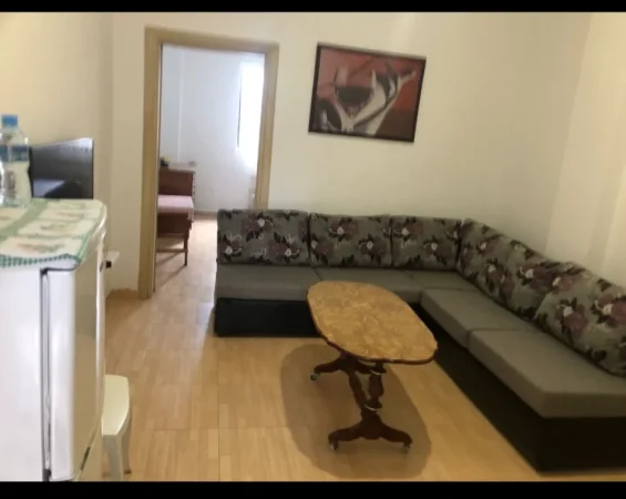 Tirane, jepet me qera Vile 1+1 Kati 1, 60 m² (350 m posht Xhamis Don Bosko)