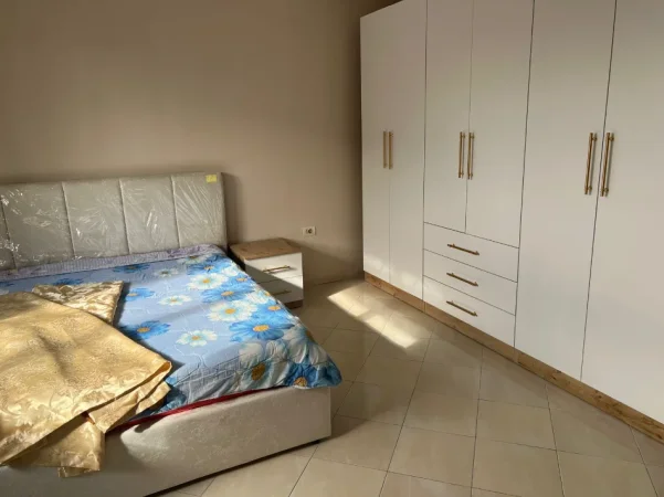 Tirane, jepet me qera apartament 1+1+Ballkon Kati 3, 50 m² 350 € (Rruga 5 Maj)