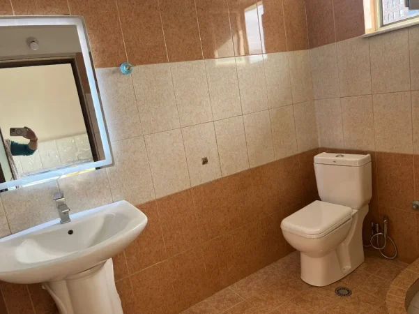 Tirane, jepet me qera apartament 1+1+Ballkon Kati 3, 50 m² 350 € (Rruga 5 Maj)