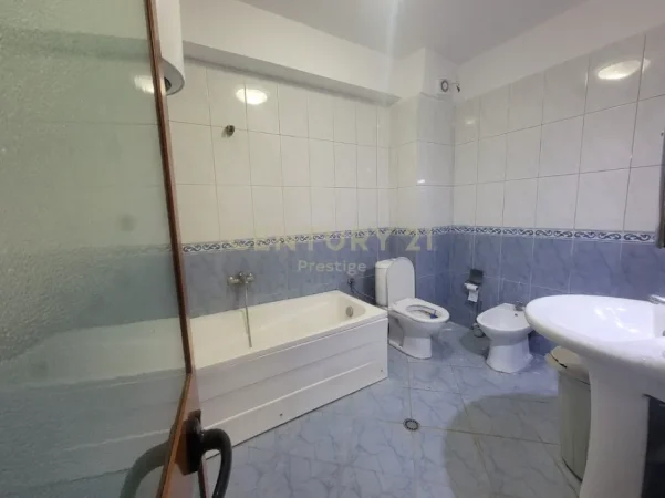 Tirane, jepet me qera apartament 3+1+Ballkon Kati 3, 135 m² 800 € (Petro Nini)