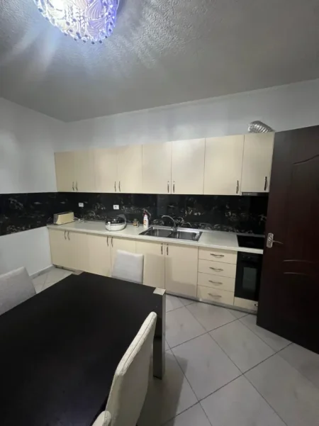 Tirane, jepet me qera apartament 2+1 Kati 1, 113 m² 500 € (Yzberisht)