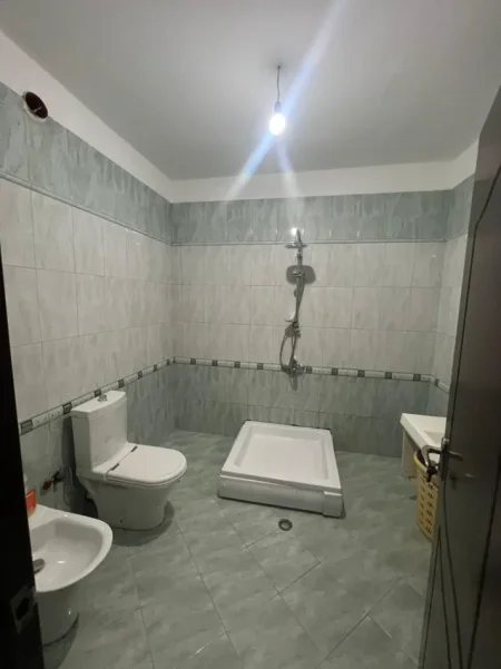 Tirane, jepet me qera apartament 2+1 Kati 1, 113 m² 500 € (Yzberisht)