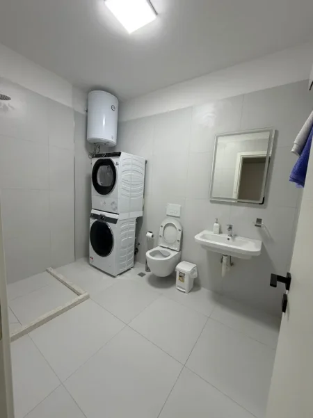 Tirane, jepet me qera apartament 2+1+post parkimi Kati 6, 100 m² 700 € (Porcelan prane Tv Klan)