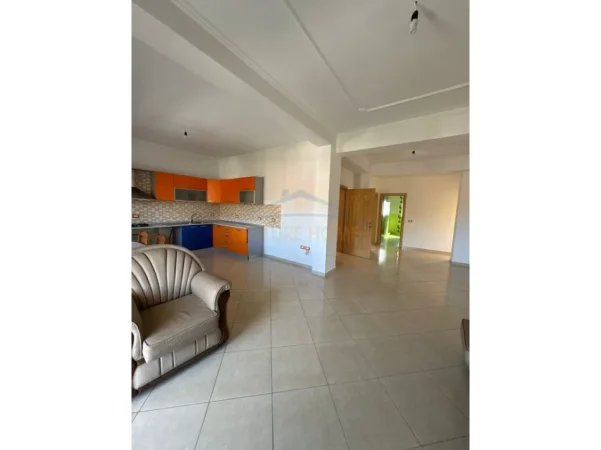 Durres, jepet me qera shtepi 4+1+3 Ballkone+Parkim, Kati 4, 162 m² 400 €