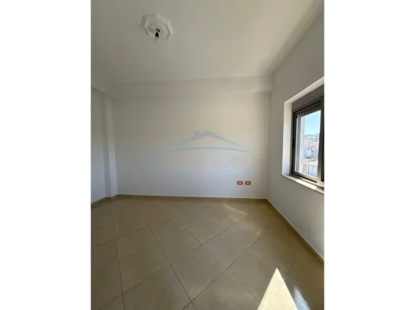 Durres, jepet me qera shtepi 4+1+3 Ballkone+Parkim, Kati 4, 162 m² 400 €