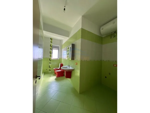 Durres, jepet me qera shtepi 4+1+3 Ballkone+Parkim, Kati 4, 162 m² 400 €