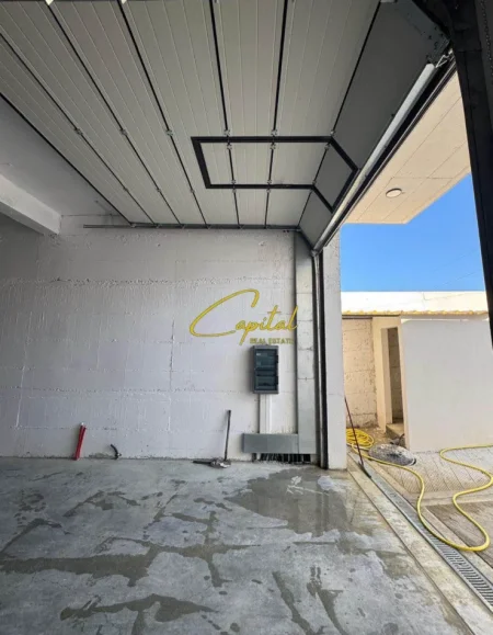 Tirane, jepet me qera magazine Kati -1, 220 m² 800 € (CITY PARK)