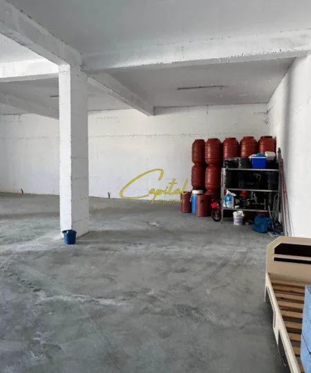 Tirane, jepet me qera magazine Kati -1, 220 m² 800 € (CITY PARK)