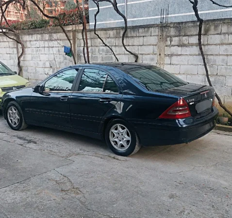 Tirane, shitet makine Mercedez benz A220 Manuale Nafte nr 0693994674 Nafte, blu e errët Klima 1.800 km 2.900 €