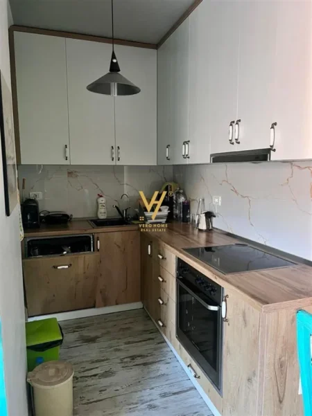 Tirane, jepet me qera apartament 2+1+Ballkon Kati 8, 100 m² 750 € (KOMUNA E PARISIT)