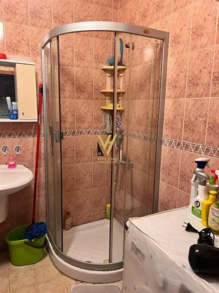 Tirane, jepet me qera apartament 2+1+Ballkon Kati 8, 100 m² 750 € (KOMUNA E PARISIT)