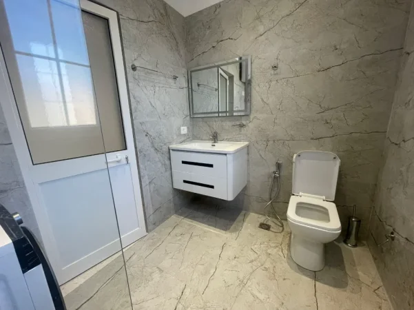 Tirane, jepet me qera Vile 2+1 Kati 2, 90 m² 600 € (Spitali Amerikan 2/Rr.Selaudin Zorba)