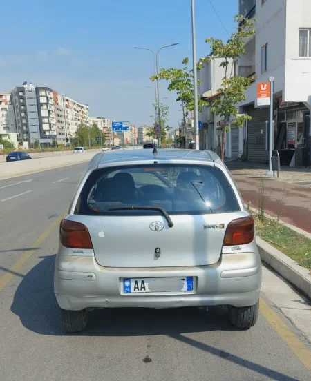 Tirane, shitet makine Shitet Toyota Yaris VVT-i 1.4 Naftë Nafte, gri metalizato manuale Kondicioner 28.000 km 2.400 €
