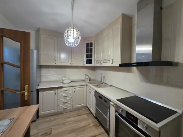 Tirane, jepet me qera apartament 4+1+Ballkon Kati 3, 120 m² 1.500 € (Mine Peza)