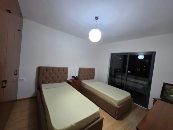 Tirane, jepet me qera apartament 4+1+Ballkon Kati 3, 120 m² 1.500 € (Mine Peza)