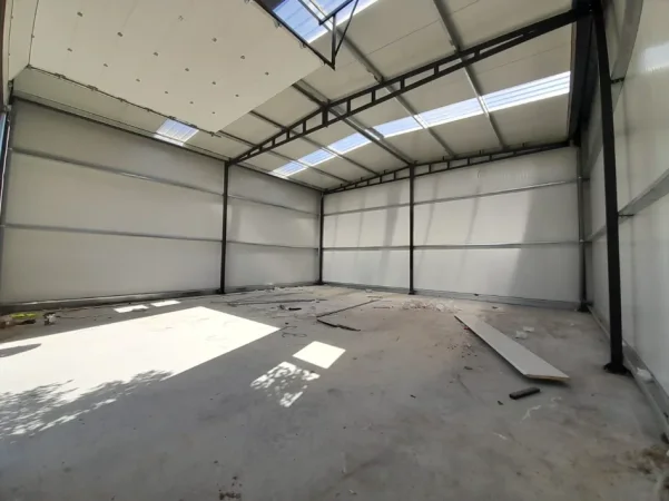 Tirane, jepet me qera magazine Kati 0, 190 m² 3.000 € (Prane Spitalit Ushtarak)