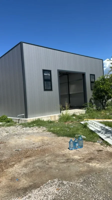 Tirane, jepet me qera magazine Kati 0, 190 m² 3.000 € (Prane Spitalit Ushtarak)