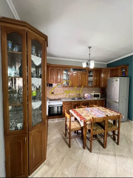 Tirane, jepet me qera apartament 2+1 Kati 3, 105 m² 400 € (YZBERISHT)