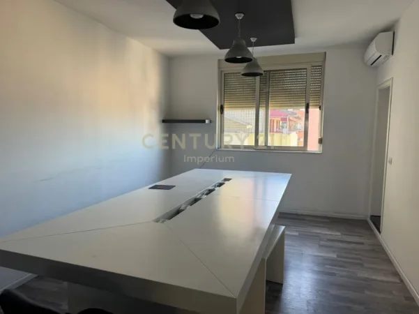 Tirane, jepet me qera zyre Kati 8, 170 m² 1.600 € (Delijorgji)