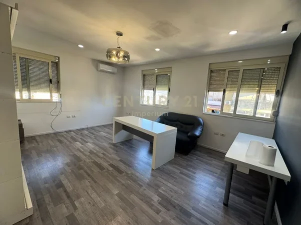 Tirane, jepet me qera zyre Kati 8, 170 m² 1.600 € (Delijorgji)