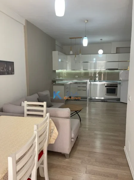 Tirane, jap me qera apartament 2+1+Ballkon Kati 1, 95 m² 650 € (Kodra e Diellit, te Eleonora)
