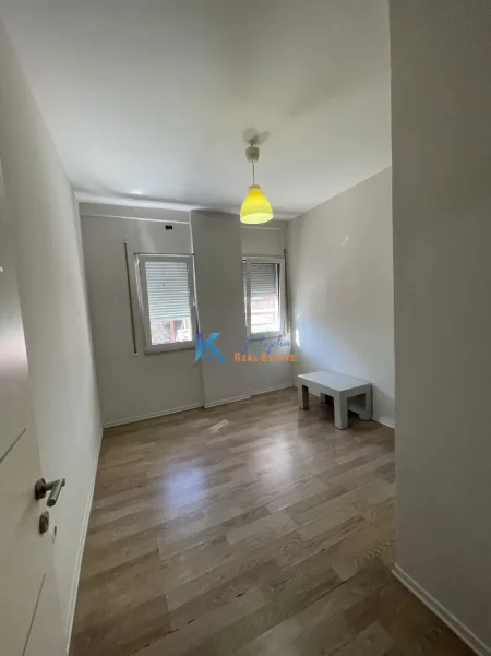 Tirane, jap me qera apartament 2+1+Ballkon Kati 1, 95 m² 650 € (Kodra e Diellit, te Eleonora)