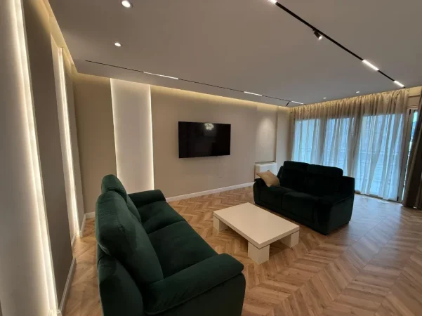 Tirane, jepet me qera apartament 3+1 Kati 4, 188 m² 2.500 € (Liqeni Artificial)