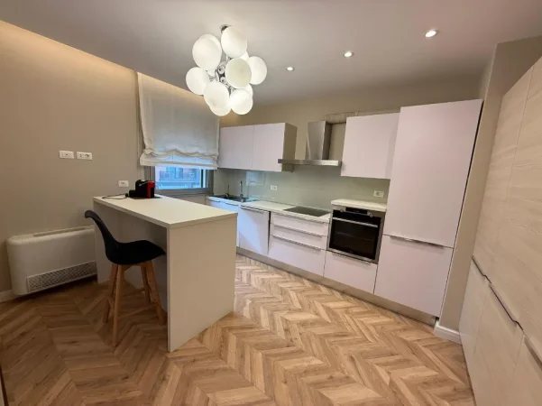 Tirane, jepet me qera apartament 3+1 Kati 4, 188 m² 2.500 € (Liqeni Artificial)