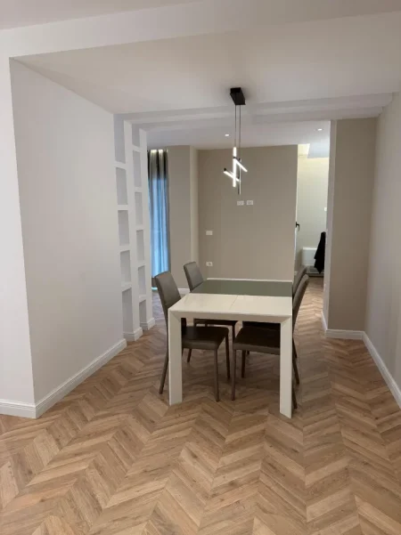Tirane, jepet me qera apartament 3+1 Kati 4, 188 m² 2.500 € (Liqeni Artificial)