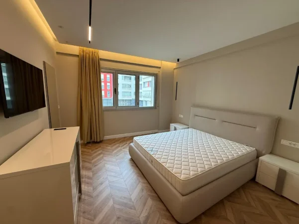 Tirane, jepet me qera apartament 3+1 Kati 4, 188 m² 2.500 € (Liqeni Artificial)