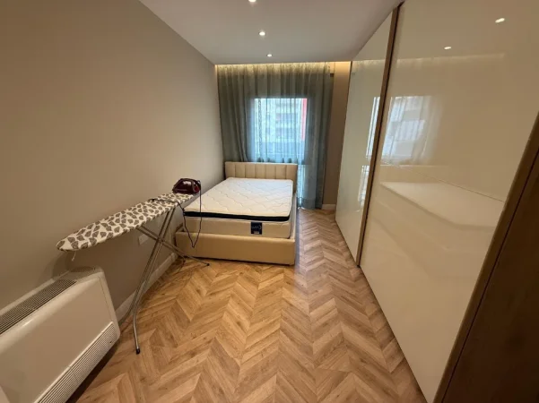 Tirane, jepet me qera apartament 3+1 Kati 4, 188 m² 2.500 € (Liqeni Artificial)