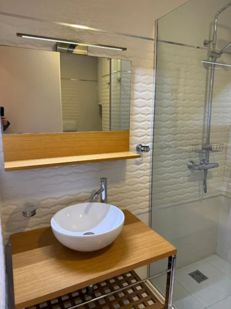 Tirane, jepet me qera apartament 3+1 Kati 4, 188 m² 2.500 € (Liqeni Artificial)