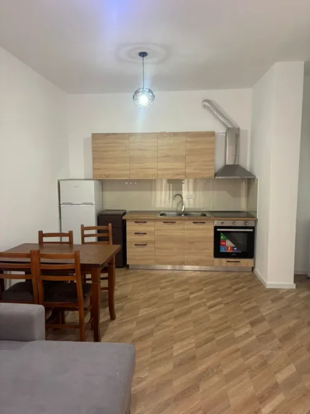 Tirane, jepet me qera apartament 1+1+Ballkon Kati 7, 63 m² 400 € (Univers City)