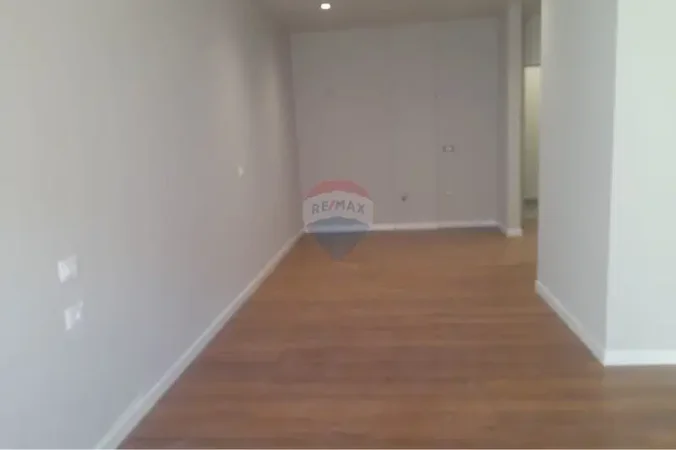 Tirane, jepet me qera zyre Kati 1, 59 m² 1.000 € (Kompleksi Dinamo)